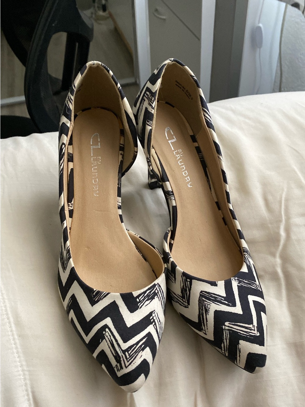 CL by Laundry Black & White Chevron Pointed Flats